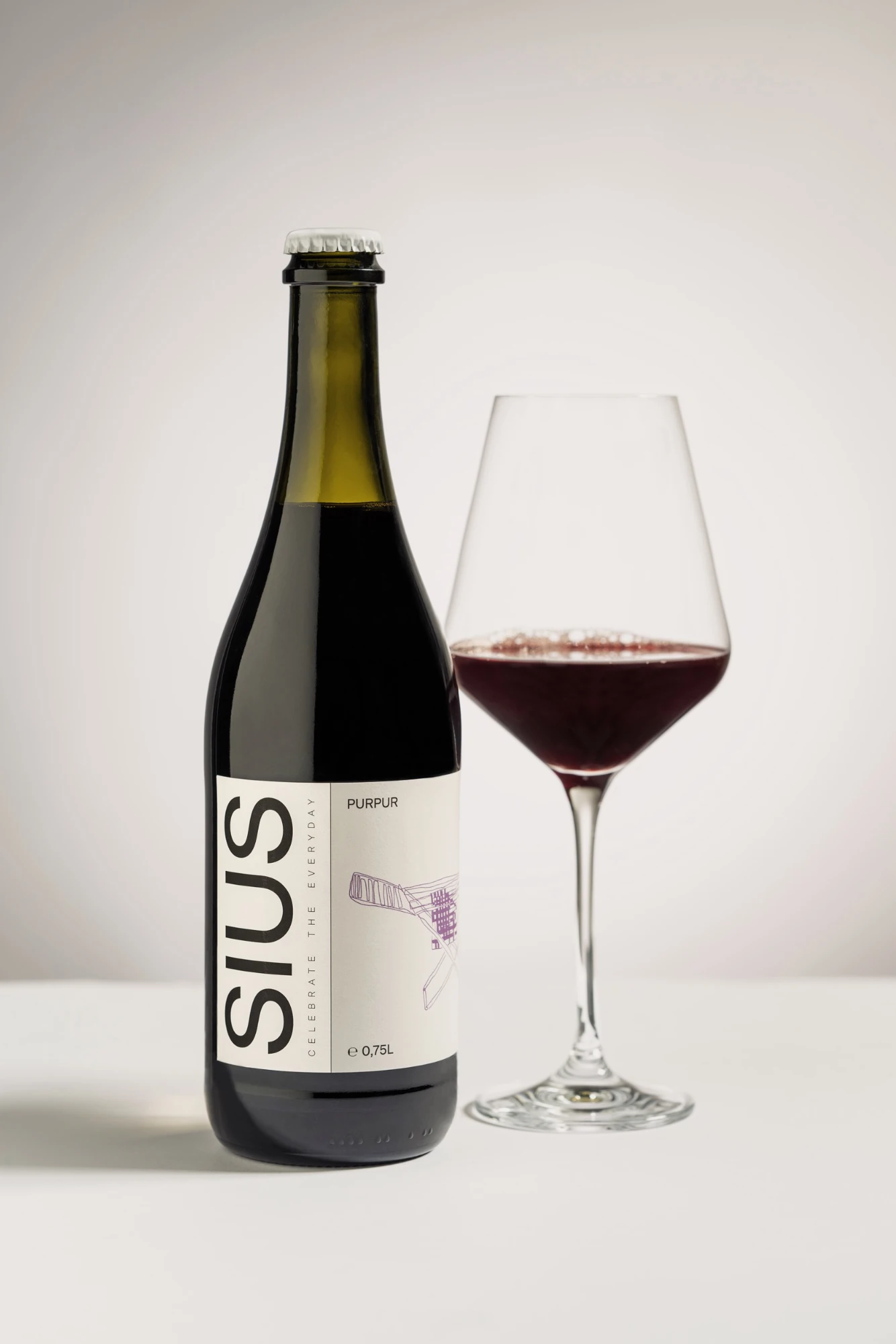 Eine Glasflasche mit dem alkoholfreien Proxy PURPUR von SIUS Brewing mit einem grau-violetten Etikett.