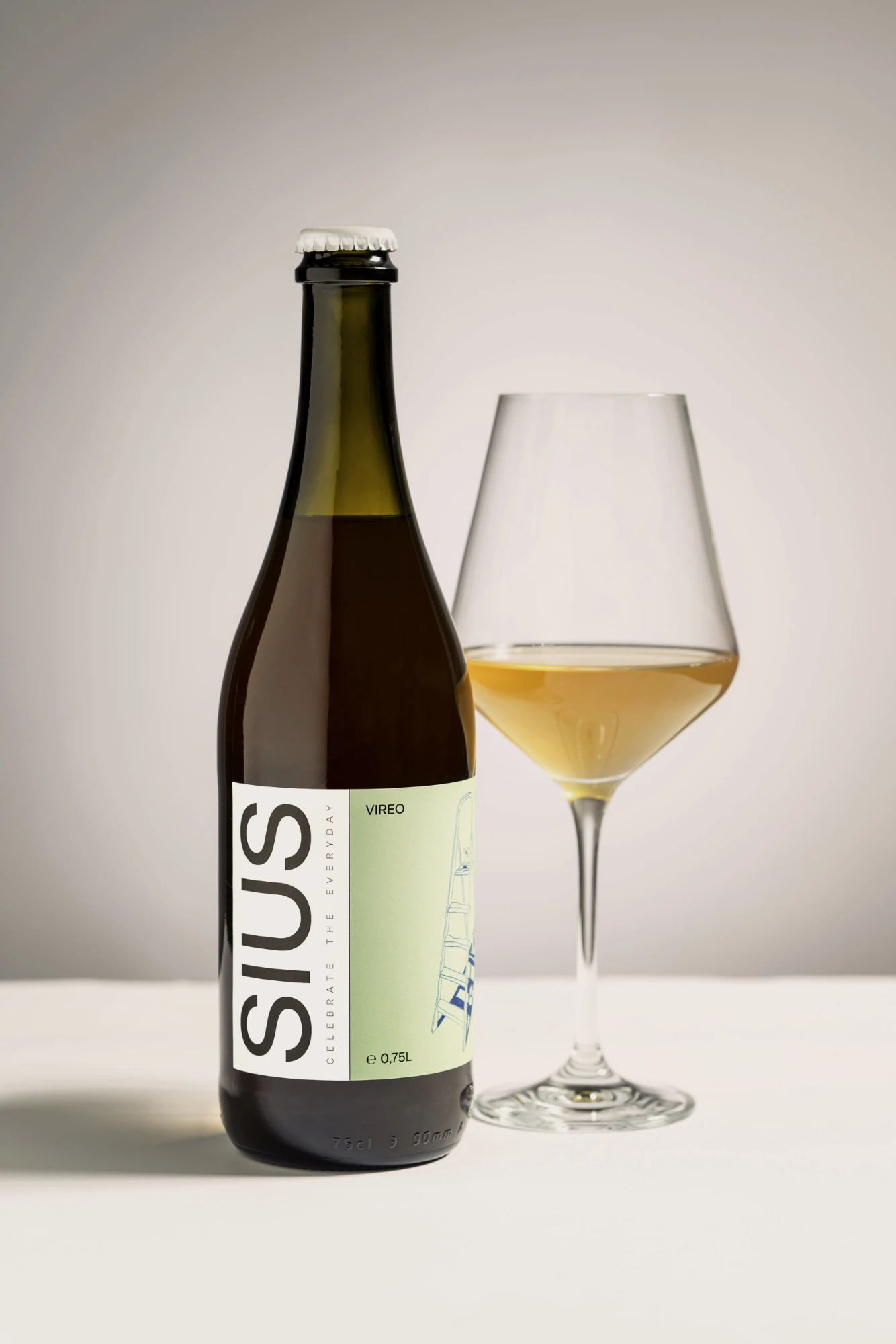 Eine Glasflasche mit dem alkoholfreien Proxy VIREO von SIUS Brewing mit einem grünen Etikett.