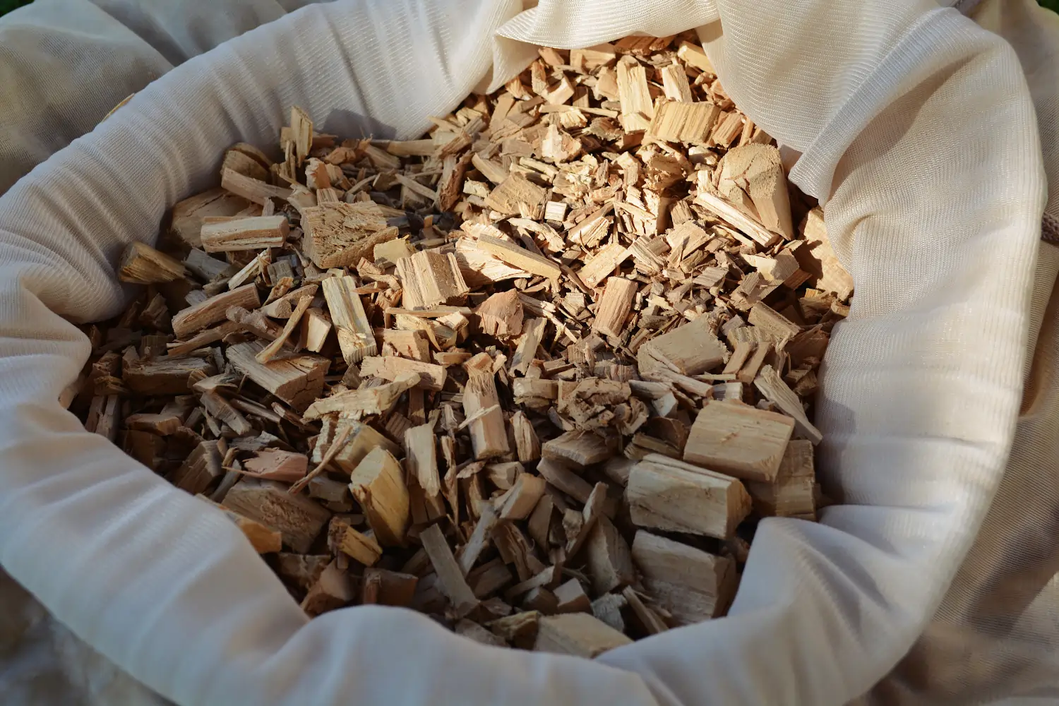 Ein Sack voll mit Holzspänen.